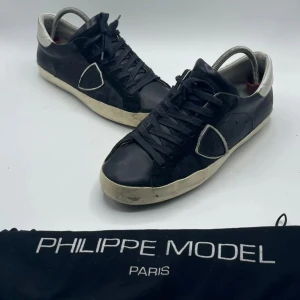 PHILIPPE MODEL PSRX - Ett par Philippe model psrx i storlek 41, 7,5 skick, dust bag kommer med och pris kan diskuteras 