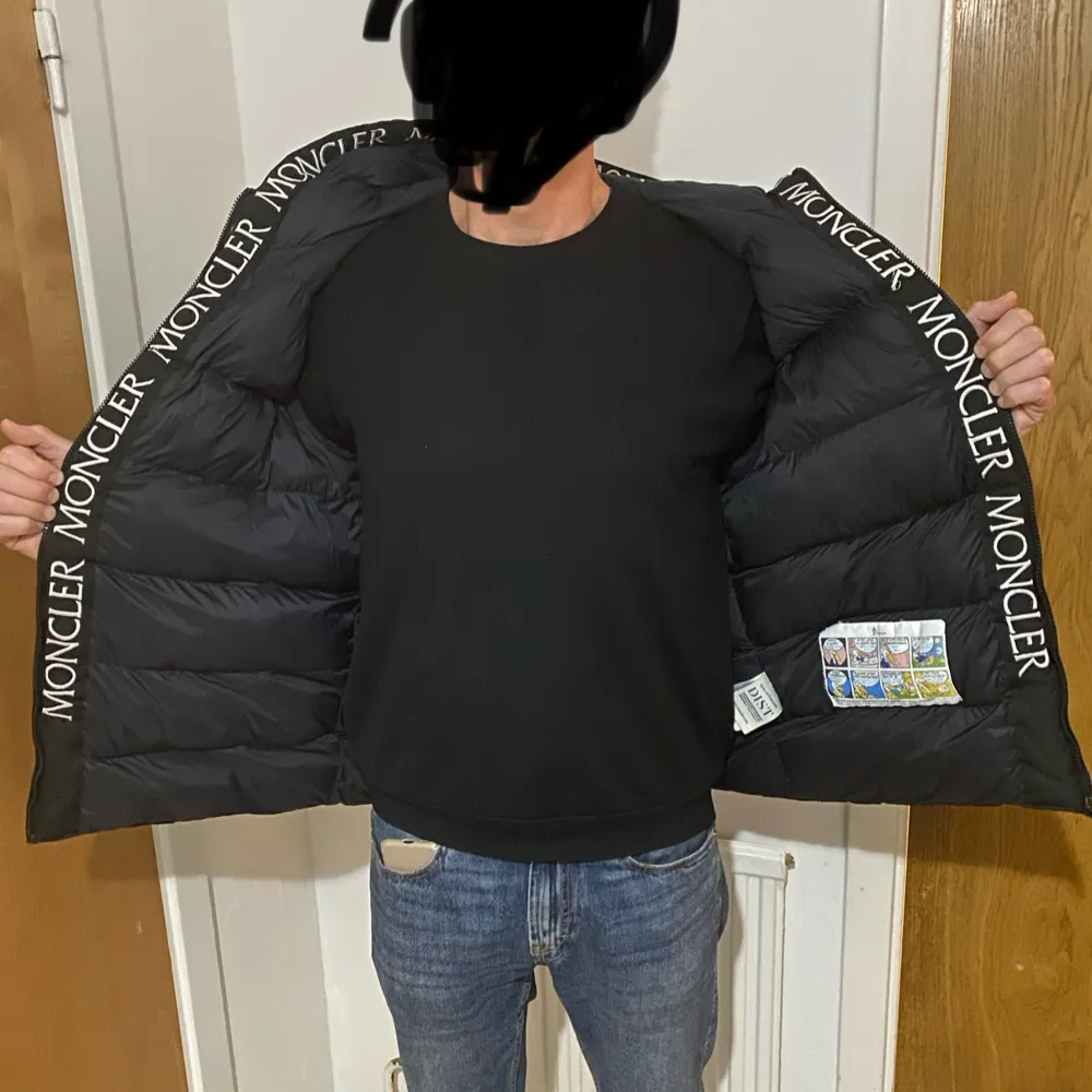 Hej, säljer min moncler jacka som är i fint skick. Skulle säga 8/10. Den är L men sitter som L/Xl, han på bilden är 190 cm. Kan bli billigare vid snabb affär.. Jackor.