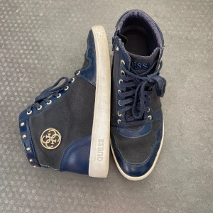 Skor - Jättefina skor från Guess. Påminner lite om Isabel Marant skorna då dem har en liten klack.