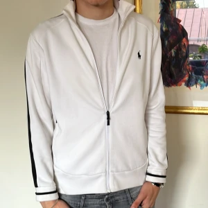 Ralph lauren zip cardigan  - Ralle cardigan i toppen skick 9/10 använda bara någon gång. Nypris ligger runt 2,6k mitt pris 669kr. Hör av dig vid funderingar!  Mvh Malte!