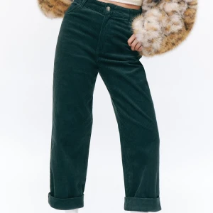 Monki Gröna Manchesterbyxor - Köpta ett par år sedan men har varit bortglömda då de inte riktigt passade mig.  Fint mörkgröna, passar bra nu till hösten :)