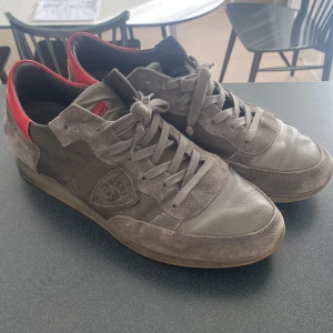 Philippe model TRPZ - Säljer nu mina philippe model TRPZ, asfeta dojor inför vintern då de e lite högra o likar rockrunners, välanvända men inga stora defekter bara att sulan är lite nerslipad baktill, vid minsta fråga eller fundering är det bara att skriva!💯