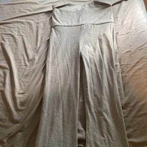 Yoga pants - Säljer dessa byxor från gina då dom inte är till användning använda en gång lite långa på mig som är 1,60