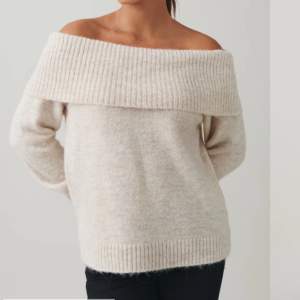 Säljer denna stickade off shoulder tröjan. I barnstorlek 146/152 men sitter som en xs/xxs. Köpt för 249kr, aldrig använd💕