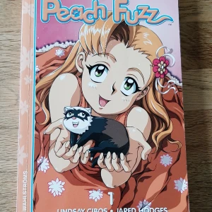 Peach Fuzz mangaböcker volym 1 och 2 - Bok 1 och 2 ur mangaserien Peaxh Fuzz. De är på svenska och i bra skick. 40 kr för båda, skriv gärna vid frågor och innan köp♡