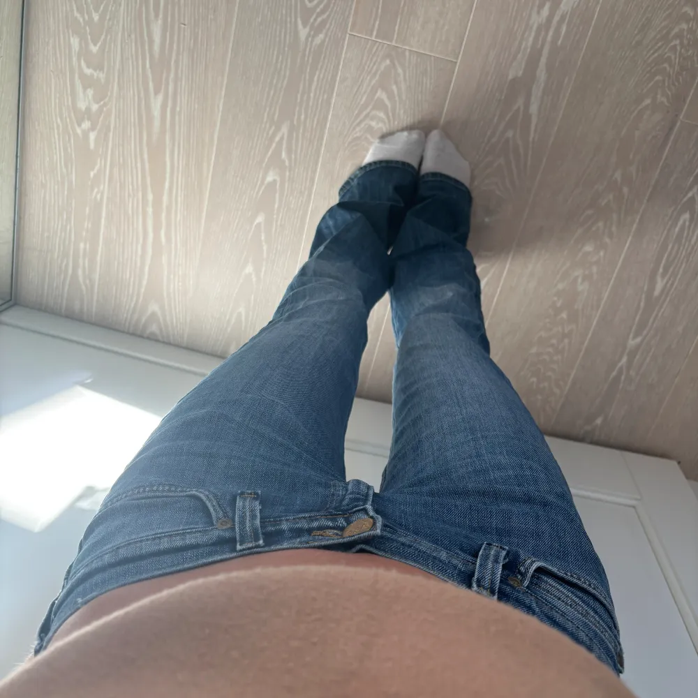 Supersnygga lågmidjade bootcut jeans från Lee i modellen Leola💕 Midjemått 39 cm rakt över, innerbenslängd 88cm (jag är 175). Jeans & Byxor.