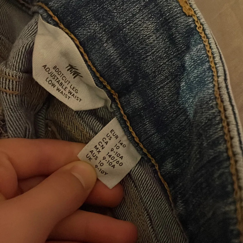 Här ser du ett par mörkblå bootcut lågmidjade jeans i storlek 140. Dem är lite för små för mig och det är därför dem ser ut att vara lite skinny jeans.. Jeans & Byxor.