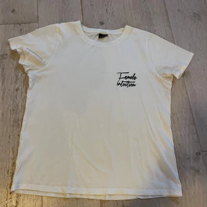 Vit T-shirt  - Vit T-shirt med trycket ”female intuition”