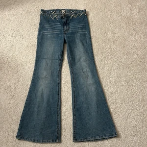 Jeans med knytning - Säljer dessa svin snygga jeans med knytning i midjan!! Måttet rakt över midjan är 35 och Innebenslängden är 70 cm🩷