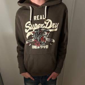 Super dry hoodie:nypris 1500,  i storlek M, Färg: grön, 9/10 skick 