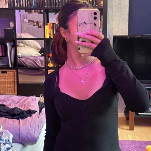 Svart långärmad  - Jättefin svart långärmad ribbad tröja från Nelly Lite djup ringning. Perfekt till hösten! Aldrig använd😽