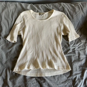 Ribbad t-shirt  - Fin t-shirt med ribbat tyg och lite längre ärmar. Köpt second hand men i gott skick. Storlek M💕