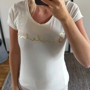 Vit T-shirt  - Vit T-shirt med tryck bondelid från mq i storlek xs 