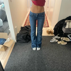 lågmidjade bootcut jeans - midjemått: 37 rakt över  innerbenslängd: 85
