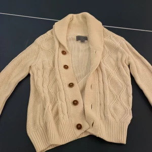 Stickad Cardigan - Hej! Säljer min as feta stickade cardigan i strl smal, väldigt skön o mjukt material! Modellen på bilden är 176 och väger 56kg och passar skitbra. Om du har frågor eller funderingar så hör av dig 🤙 Mvh JacobsCloset 