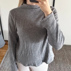 Grå långärmad tröja  - Fin grå långärmad tröja från happy holly i storlek 32/34 