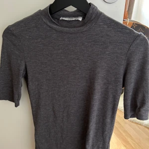 Grå topp  - Kortärmad topp från Mango