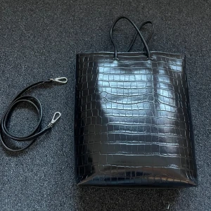 Hand/axelväska - Från gina, gott skick o rymlig✨