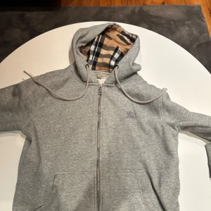 Burberry Hoodie rep - Skick:10/10 Mått: 175-183 Storlek: M 