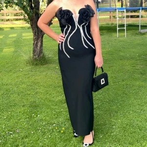 Svart fest klänning  - Säljer denna fest klänningen som är endast använd 1 gång. Nyskick 