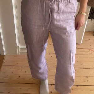 Linnebyxor från Mango - Linnebyxor från Mango i en ljuslila färg. Perfekt till vardags och att bara sitta hemma. Storlek XS.
