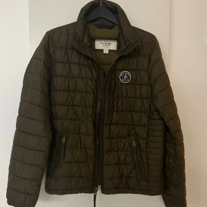 jacka - Jackan är i fint skick !  Perfekt för hösten och våren ! Tar inte bilder med jackan på !