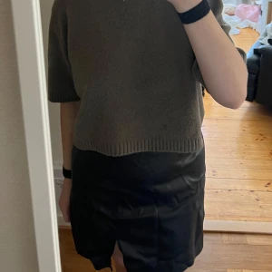 Brun tröja  - Stickad tröja, knappt använd. Storlek M 