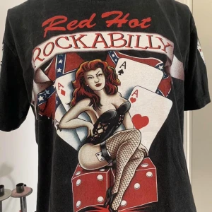 Tröja - Snygg tröja!  S/M  Inga defekter förutom på sidan där printet har lyft pytte lite