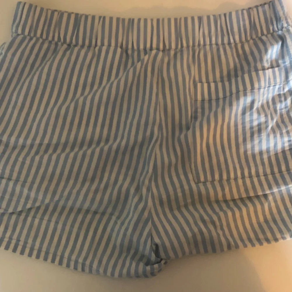 I nyskick, använd några gånger. Inga defekter, lite skrynkliga på bilden men det är inget besvär! Säljer då jag har andra jag föredrar. Shorts.