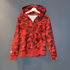 Shark,Bape hoodie  - Bape hopdie.tröjan är i gott skick och är i storlek S men min son som är i storlek 146/152 kan ha tröjan på sig tröjan men är lite stor. Om ni har frågor eller något så svarar jag på allt.