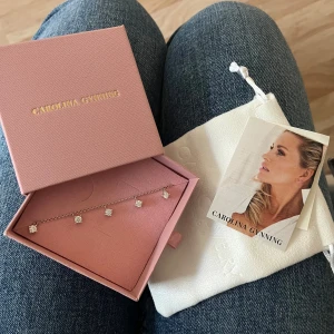 Armband från Carolina Gynning  - Ett helt oanvänt armband från Carolina Gynning, säljer då det aldrig kommit till användning💗Allt på bilden med följer. Nypris 890kr 