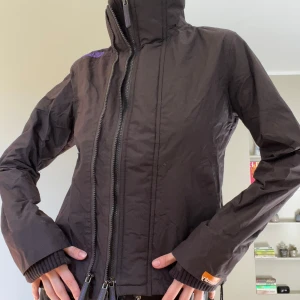 Superdry jacka - Cool jacka från Superdry med många dragkedjor💕