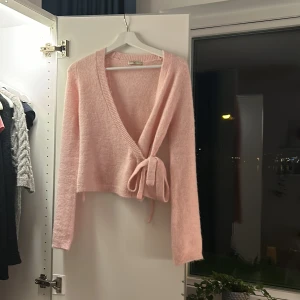Rosa stickad tröja - Rosa stickad tröja super fin! Säljer för att jag inte gillar den inte så mycket! Nypris 459kr säljer för endast 300kr helt oandvänd! ❤️