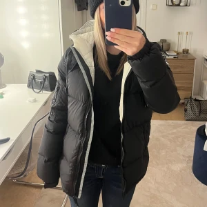 Vinterjacka  - Fin vinterjacka i storlek S men passar även ex, är kortare så armarna blir längre på mig! Skriv för fler bilder💕
