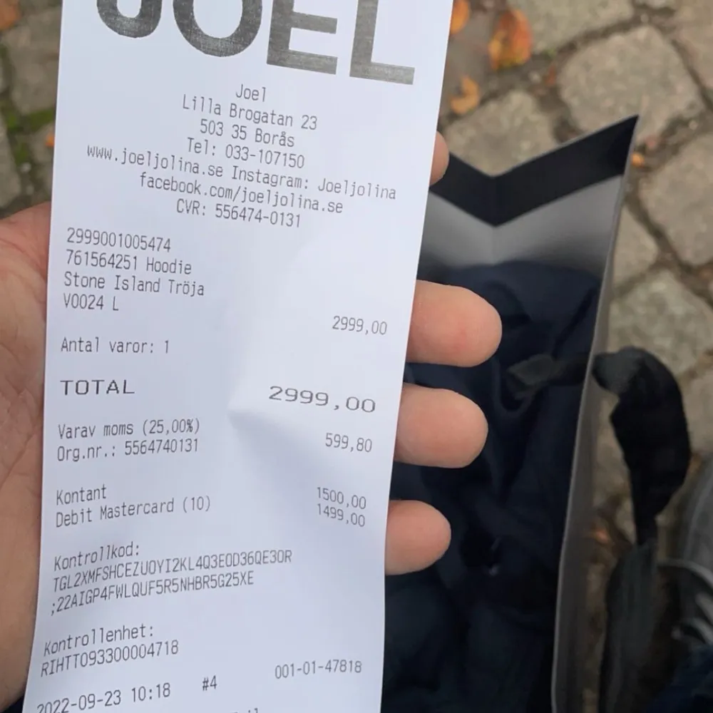 Säljer min stone island hoodie då jag inte använder den längre.Köpt för 2999kr på Joel.Liten krigsskada på ena armen.Skriv för frågor och annat!Storlek L men Sitter som M. Hoodies.