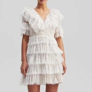 Studentklänning By Malina - Säljer nu min fina fina studentklänning från By Malina. Klänningen är endast använd under studentdagen och är därmed i nyskick🌸 nypris 2800 kr  Lägg gärna ett bud😊 