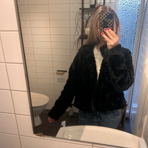Pälsjacka - Säljer min jacka från Vera Moda som jag har sytt om till kort💕💕💕 den är i storlek m men sitter inte som m i och med att den är om sydd