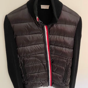 Moncler Cardigan - Hej! Säljer min Moncler Cardigan, bra skick (se bilder) Vid fler frågor skicka gärna iväg ett meddelande. Endast seriösa köpare tack!