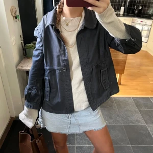 Blå höstjacka - Jättefin jacka som passar bra till hösten och våren💕 Storlek L men passar mig som bär S (lånade bilder från tidigare ägaren)