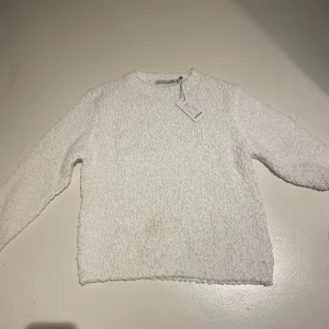 Tröja ifrån lager 157 - Så fin och jätte mysig vit tröja ifrån lager 157. Aldrig använd, storlek 150cl. Sitter som xs
