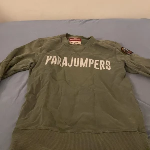 Parajumper sweatshirt - Strlk xs köpt på plick använd typ helt okej mycket men i bra skick inga hål elr ngt sånt. Priset kan gå ner om det är smidig och snabb affär