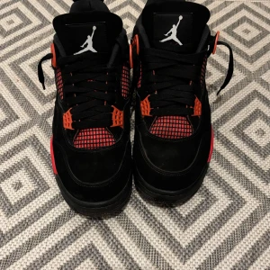 Air jordan 4 red thunder - Köpt 2023 äkta skor Vill bli av me dom för dom ej passar mig längre och dom är i väldigt bra skick hade på mig de typ 2 veckor max i vintras