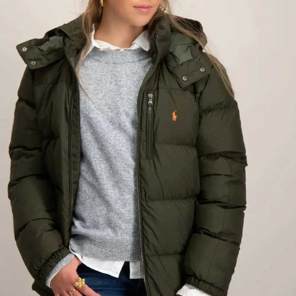 Säljer min svarta polo jacka ifrån kids brand store. Defekterna på jackan är dem på sista bilderna i sömen på under ärmarna. Och sedan så är hängaren sönder. Köpte jackan för 3295kr förra året , skriv för frågor, speciellt om storlek!😊. Jackor.