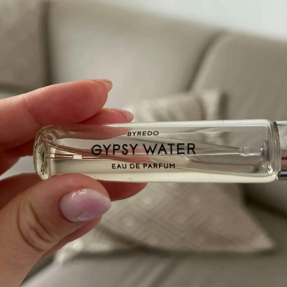 Knappt använd Byredo Gypsy Water EdP 50 ml och 12ml. Tyvärr är etiketten borta därför skickar jag med en halvt använd 12 ml. Förvarad mörkt och svalt.. Parfym.