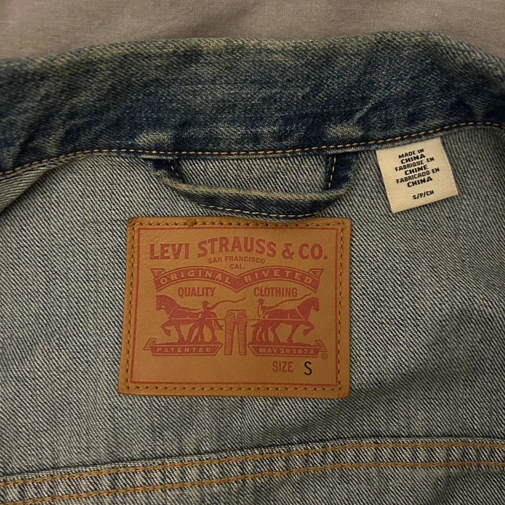 Jeansjacka i nyskick från Levi’s. Storlek S. (WPL423). Jackor.