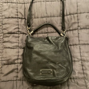 Marc jacobs väska  - Hej! Säljer en svart Marc jacobs väska som jag inte använder. Hör av er vid frågor eller funderingar!