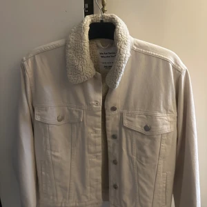 Mysig krämvit/beige jacka från Pull&Bear - Mysig krämvit/beige jacka från Pull&Bear Använd max 1-2 gånger  Storlek XS Säljer för att använder inte den Har jättemysigt teddy material inuti 