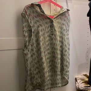 Grön blus - Somrig, sval blus. Ljusgrön mönstrad färg, använd ca 1 gång. 