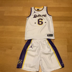 Lakers set  - Hej säljer min lakers set då jag inte använder den. Väldigt fin och snygg. Väldigt bra skick på den skriv om ni har några frågor. Går såklart att pruta 😁