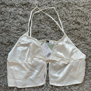 Vit topp - Vit topp från h&m, ny med tags kvar. Strl 48.